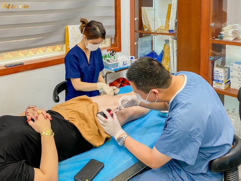 Suy giãn tĩnh mạch chân nên điều trị ở đâu