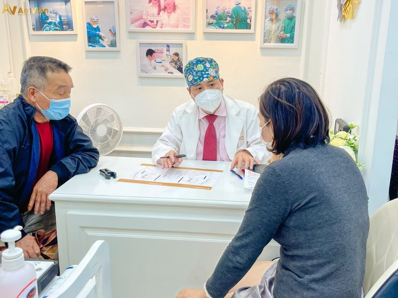 Suy giãn tĩnh mạch chân nên điều trị ở đâu