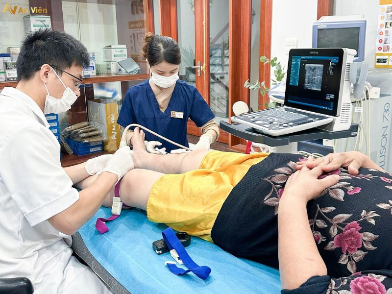 Suy giãn tĩnh mạch chân nên điều trị ở đâu