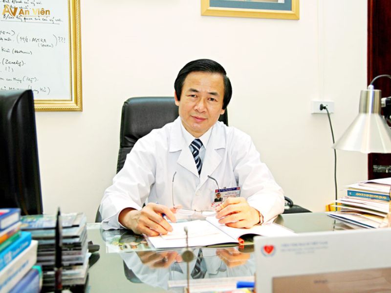 bác sĩ chữa giãn tĩnh mạch