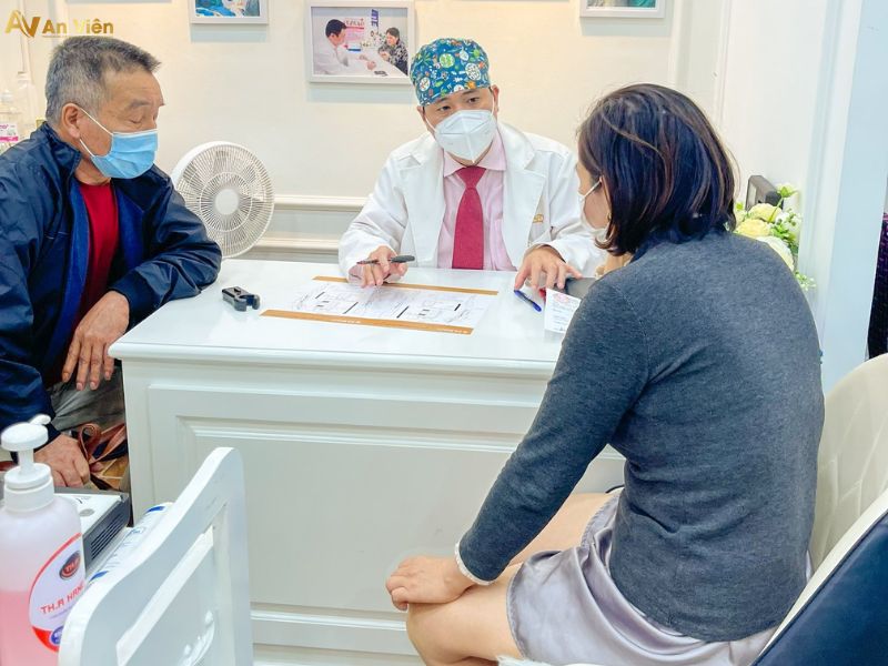 bác sĩ chữa giãn tĩnh mạch