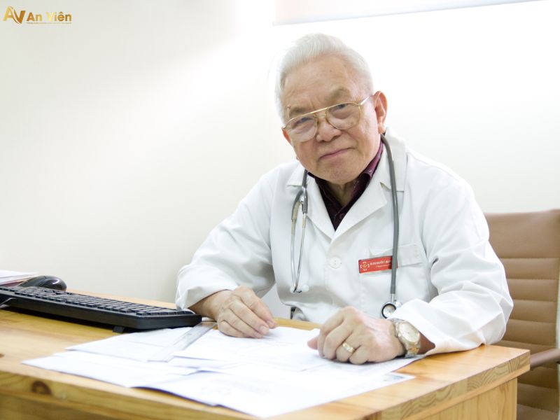 bác sĩ chữa giãn tĩnh mạch