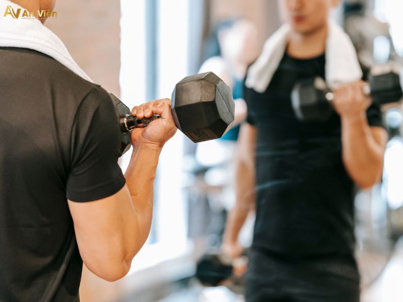 bị nổi gân xanh ở tay