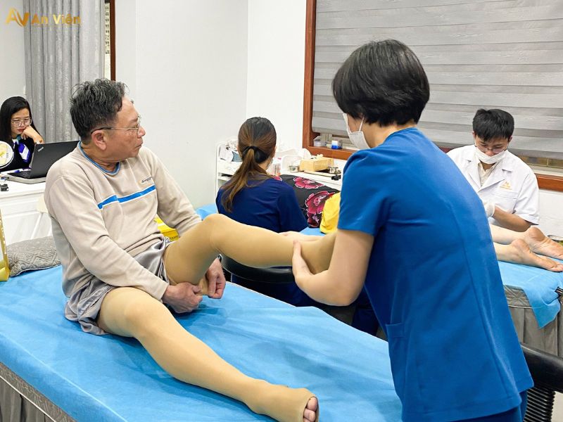 gân nổi nhiều ở chân