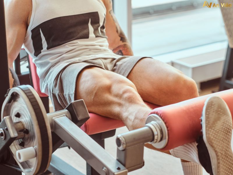 bàn chân nổi gân xanh là bệnh gì