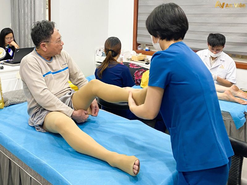 bàn chân nổi gân xanh là bệnh gì