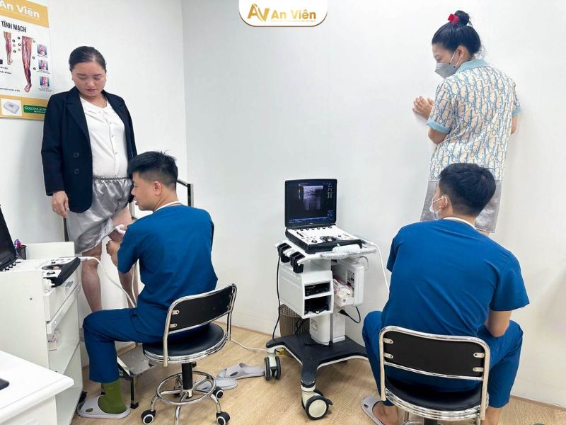 chân bị vỡ mạch máu dưới da