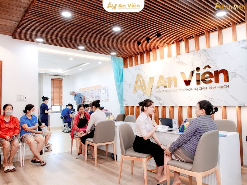 chân nổi mạch máu đỏ