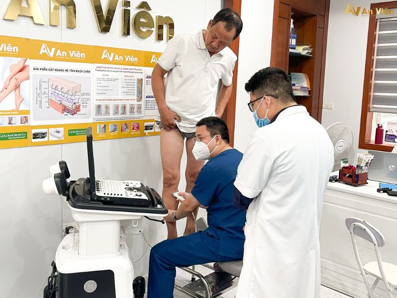 chân nổi mạch máu đỏ