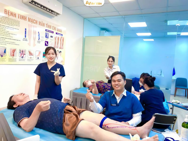 mu bàn chân nổi gân xanh