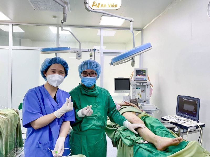 mu bàn chân nổi gân xanh