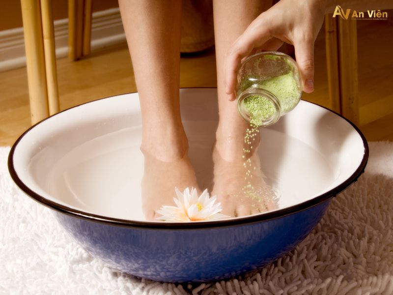 giãn tĩnh mạch chân có ngâm nước nóng được không