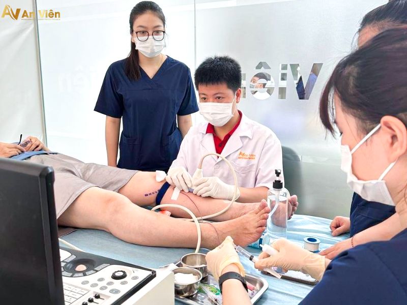 đau giãn tĩnh mạch chân