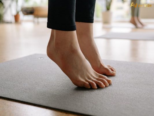 bài tập yoga chữa giãn tĩnh mạch chân