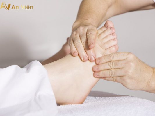 massage giãn tĩnh mạch