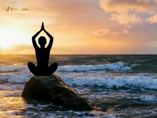 suy giãn tĩnh mạch có nên tập yoga không