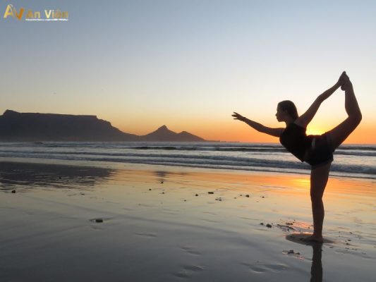 suy giãn tĩnh mạch có nên tập yoga không