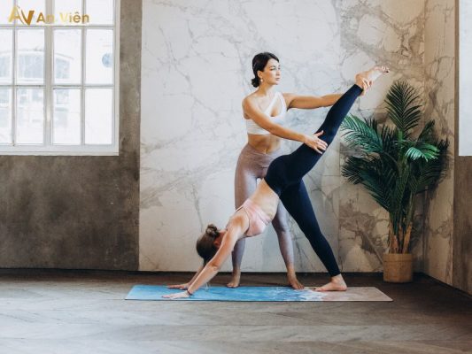 suy giãn tĩnh mạch có nên tập yoga không