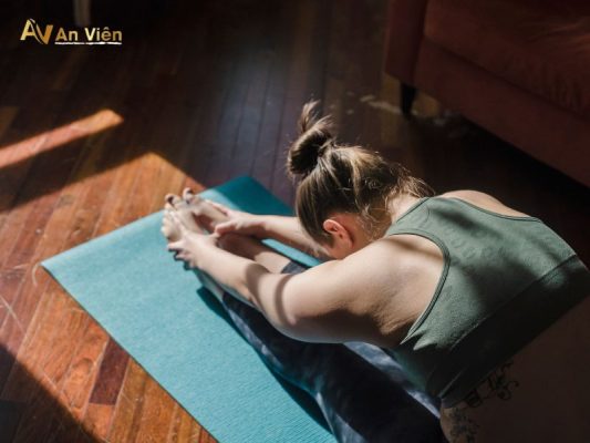 suy giãn tĩnh mạch có nên tập yoga không