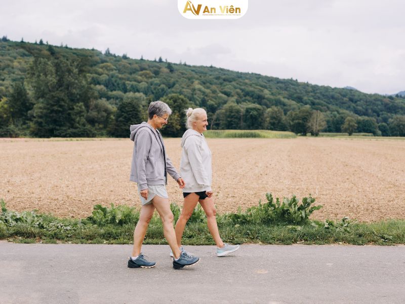 giãn tĩnh mạch có nên đi bộ không